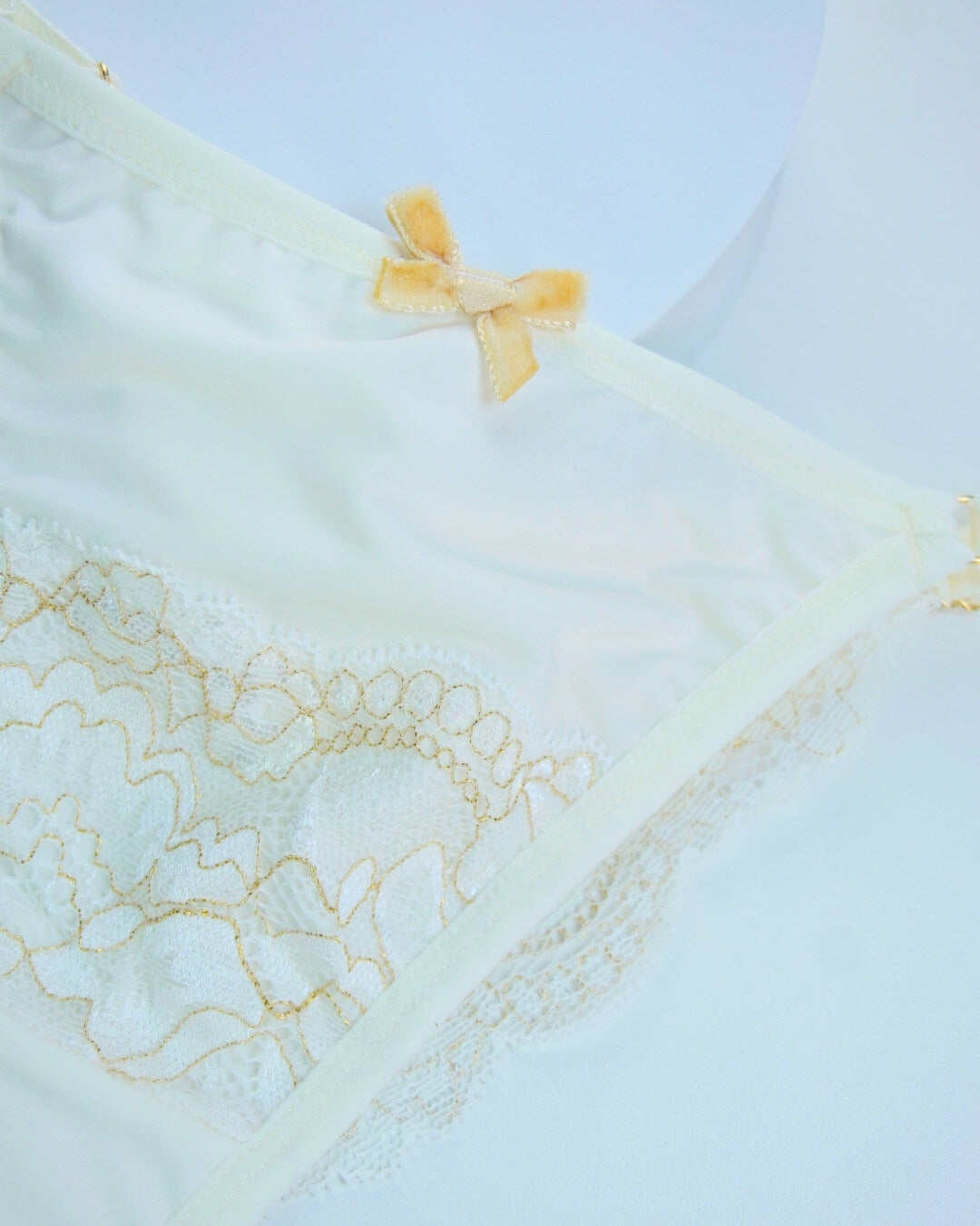 linha noite de luxo
linha noite
lingerie de luxo
LINGERIE
LADURRIE
JADORE
CONJUNTOS
Conjunto Pijama J’adore
Conjunto marfim
camisolas noturna
CAMISOLA NOIVA
Calcinha J’adore em Microfibra com Renda e Regulagem