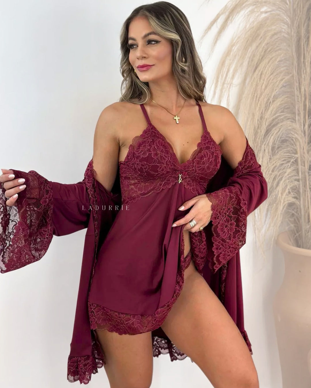 LINGERIE
LADURRIE
CONJUNTOS
camisolas noturna
CAMISOLA DE LUXO
Conjunto Mahogany Royale - Camisola + Robe e Calcinha