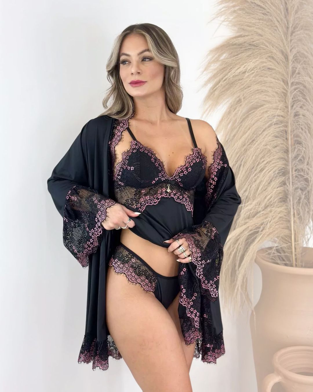 robes
LINGERIE
LADURRIE
CONJUNTOS
Conjunto La Vie Est Belle - Camisola + Robe e Calcinha
camisolas