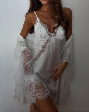 Conjunto La Mousseline Camisola, Robe Curto e Calcinha em Cetim e Renda