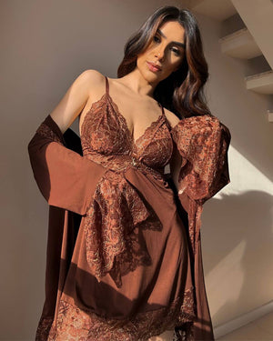 LINGERIE

LADURRIE

CONJUNTOS

Conjunto Noix Royale - Camisola + Robe e Calcinha

camisolas noturna

CAMISOLA DE LUXO