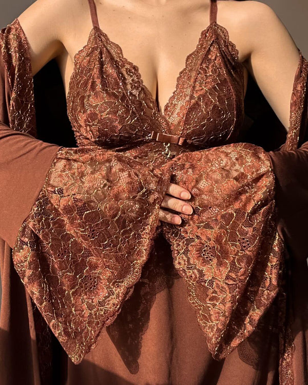 LINGERIE

LADURRIE

CONJUNTOS

Conjunto Noix Royale - Camisola + Robe e Calcinha

camisolas noturna

CAMISOLA DE LUXO