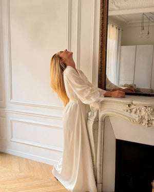 Conjunto Lumière Blanche Camisola, Robe Longo Com Renda Em Cetim & Calcinha