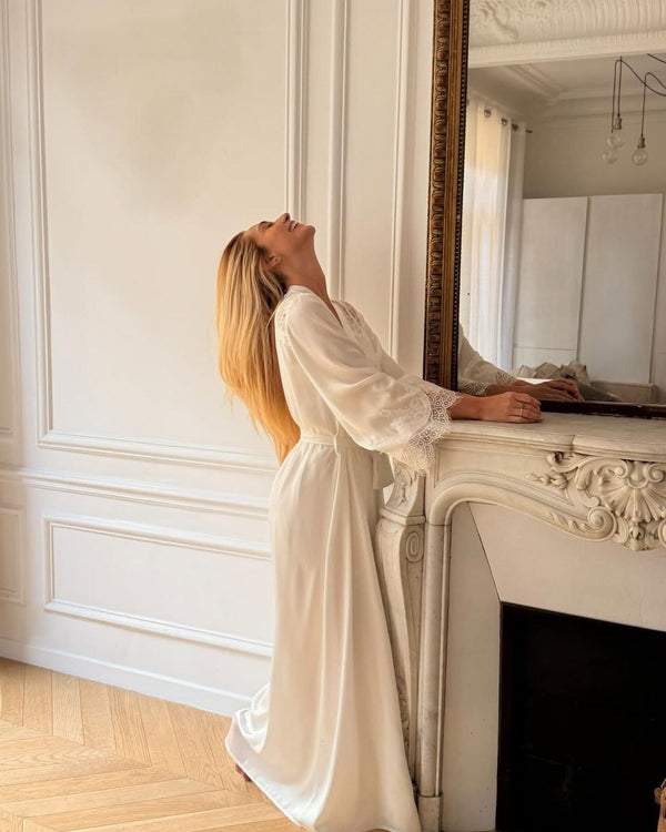 Conjunto Lumière Blanche Camisola, Robe Longo Com Renda Em Cetim & Calcinha