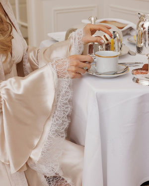 Conjunto Champagne Nuit — Camisola Longa, Robe Longo em Cetim com Renda & Calcinha