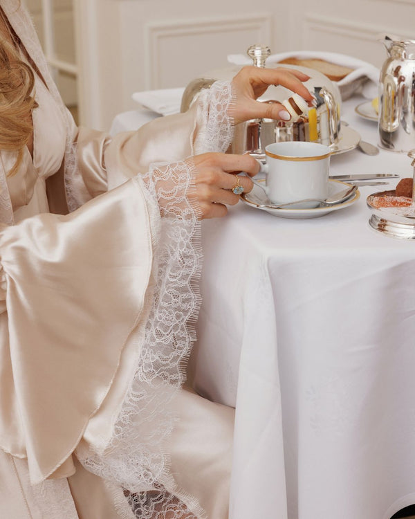 Conjunto Champagne Nuit — Camisola Longa, Robe Longo em Cetim com Renda & Calcinha