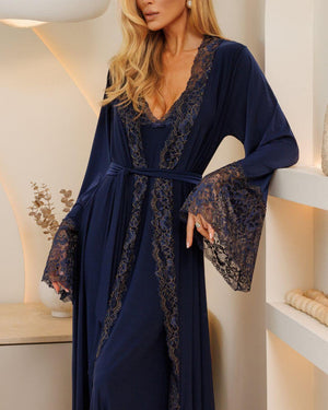 Conjunto Champhine Longo Ladurrie - robe e camisola longa azul marinho com renda dourada
Robe longo azul marinho com renda dourada - lingerie de luxo Ladurrie
Camisola longa marine com renda lateral dourada - Ladurrie Champhine
Conjunto maxi marine e dourado - camisola longa e robe Ladurrie
Detalhe renda dourada manga robe longo azul marinho - Ladurrie
Costas camisola longa marine com renda lateral - sleepwear luxo Ladurrie