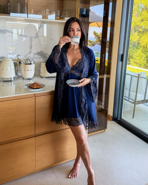 sleepwear azul
robe azul marinho
renda dourada
presente feminino
loungewear azul marinho
lingerie de luxo azul
lingerie azul
LINGERIE
LADURRIE
Conjunto Champhine Camisola + Robe + Calcinha
conjunto azul navy
conjunto azul e dourado
champhine
camisola navy
camisola azul marinho
