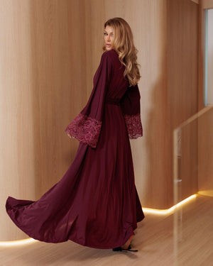 Conjunto Château Margaux Longo Ladurrie - robe e camisola longa bordô com renda
Robe longo bordô com renda bordô - lingerie de luxo Ladurrie
Camisola longa bordô com renda lateral - Ladurrie Château Margaux
Conjunto maxi bordô - camisola longa e robe Ladurrie com porta-roupa
Robe maxi bordô com cauda e renda - sleepwear luxo Ladurrie
Detalhe renda bordô manga robe longo - Ladurrie Château Margaux
Camisola longa bordô alça fina com renda lateral - loungewear luxo
Costas camisola longa bordô com renda 