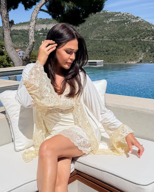 sleepwear
loungewear
lingerie de luxo
LINGERIE
LADURRIE
JADORE
Conjunto marfim
Conjunto J’adore - Camisola + Robe e Calcinha
CAMISOLA E ROBE
