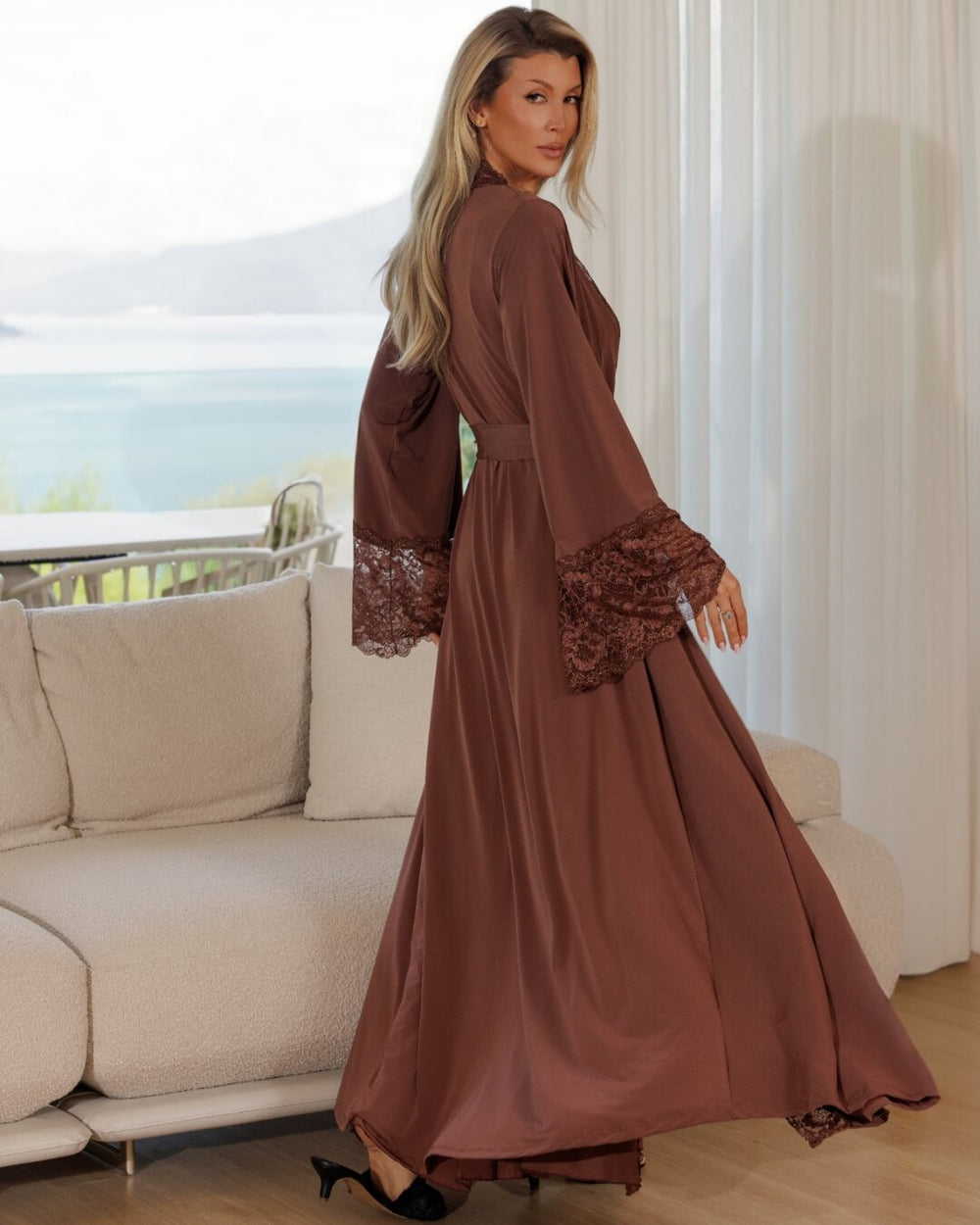 Conjunto Noix Royale Longo Ladurrie - robe e camisola longa marrom com renda dourada
Robe longo marrom com renda dourada - lingerie de luxo Ladurrie
Camisola longa marrom com fenda lateral e renda - Ladurrie Noix Royale
Conjunto maxi marrom e dourado - camisola longa e robe Ladurrie
Camisola longa marrom alça fina com renda lateral - sleepwear luxo
Robe maxi marrom manga longa com renda dourada - Ladurrie
Detalhe renda dourada manga robe longo marrom - Ladurrie Noix Royale
Conjunto Noix Royale longo marrom 