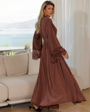 Conjunto Noix Royale Longo Ladurrie - robe e camisola longa marrom com renda dourada
Robe longo marrom com renda dourada - lingerie de luxo Ladurrie
Camisola longa marrom com fenda lateral e renda - Ladurrie Noix Royale
Conjunto maxi marrom e dourado - camisola longa e robe Ladurrie
Camisola longa marrom alça fina com renda lateral - sleepwear luxo
Robe maxi marrom manga longa com renda dourada - Ladurrie
Detalhe renda dourada manga robe longo marrom - Ladurrie Noix Royale
Conjunto Noix Royale longo marrom 