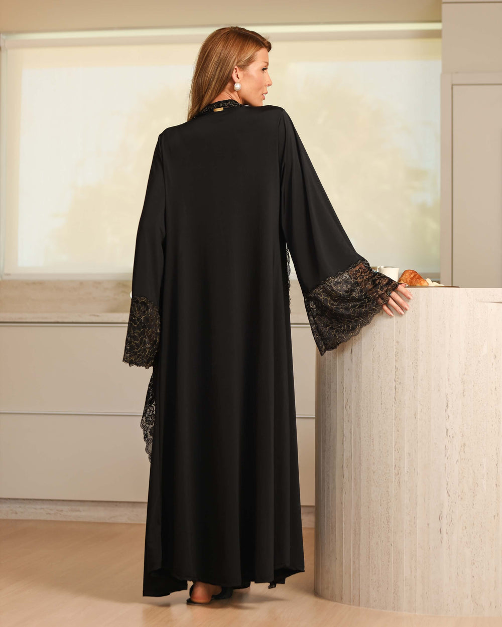 Conjunto Paco Rabanne Longo Ladurrie - robe e camisola longa preta com renda dourada
Robe longo noir com renda dourada - lingerie de luxo Ladurrie
Camisola longa preta com robe maxi noir e renda dourada - Ladurrie
Conjunto maxi noir - robe longo e camisola longa preta Ladurrie
Robe longo preto renda dourada - sleepwear luxo Ladurrie Paco Rabanne
Conjunto íntimo longo noir e dourado - camisola e robe maxi Ladurrie