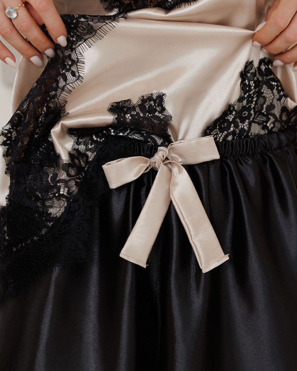Pijama Dentelle d'Or — Slip Top, Calça Longa em Cetim & Calcinha