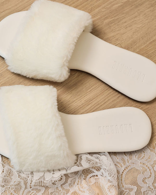 RASTEIRINHA
MULE LADURRIE
Chinelo Pelúcia
CHINELO NOIVA
CHINELO DE LUXO
Chinelo Blanche Ladurrie
LADURRIE
HAUTE SLEEPWEAR
HAUTE COSTURE
HOMEWEAR