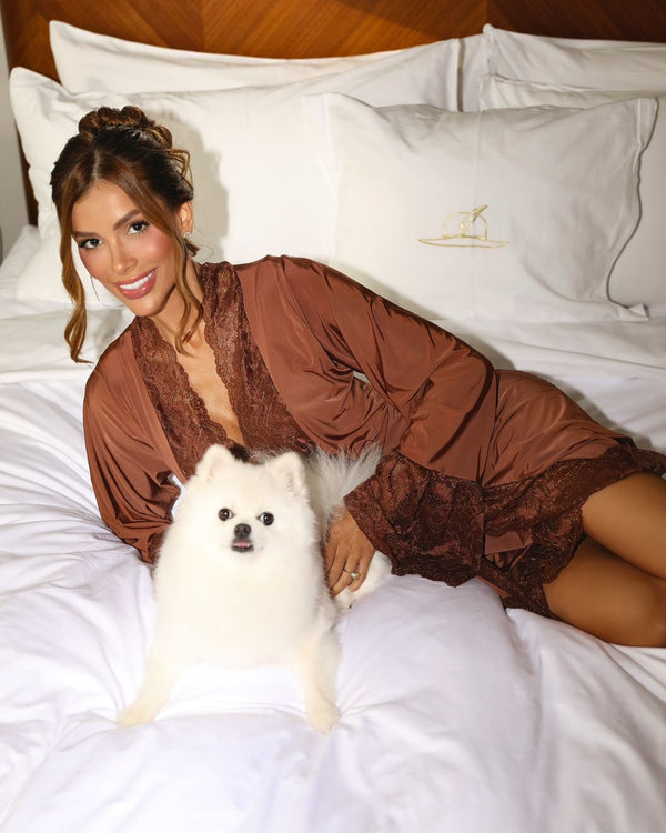 sleepwear marrom
sleepwear
robe marrom
noix royale
loungewear marrom
loungewear
lingerie marrom
lingerie de luxo
LADURRIE
conjunto robe camisola
Conjunto Noix Royale - Camisola + Robe e Calcinha
conjunto marrom e dourado
conjunto marrom
camisola marrom
